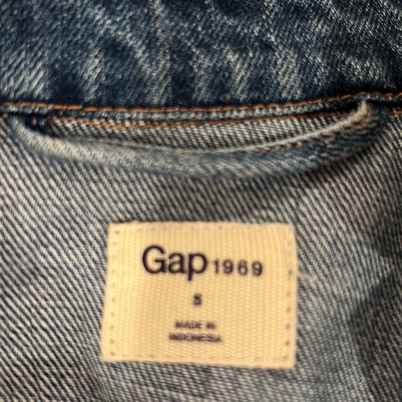 GAP Jean Jacket with Stand Up Collar and Ruffle Detailing Small - Picture 7 of 9